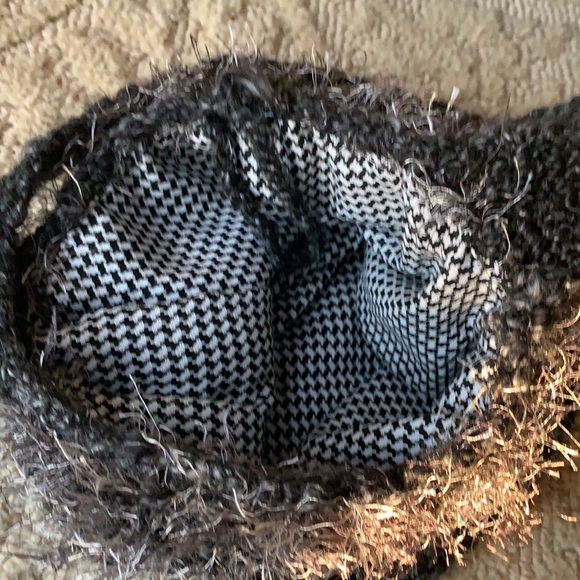 Black and grey knitted purse - Picture 2 of 3